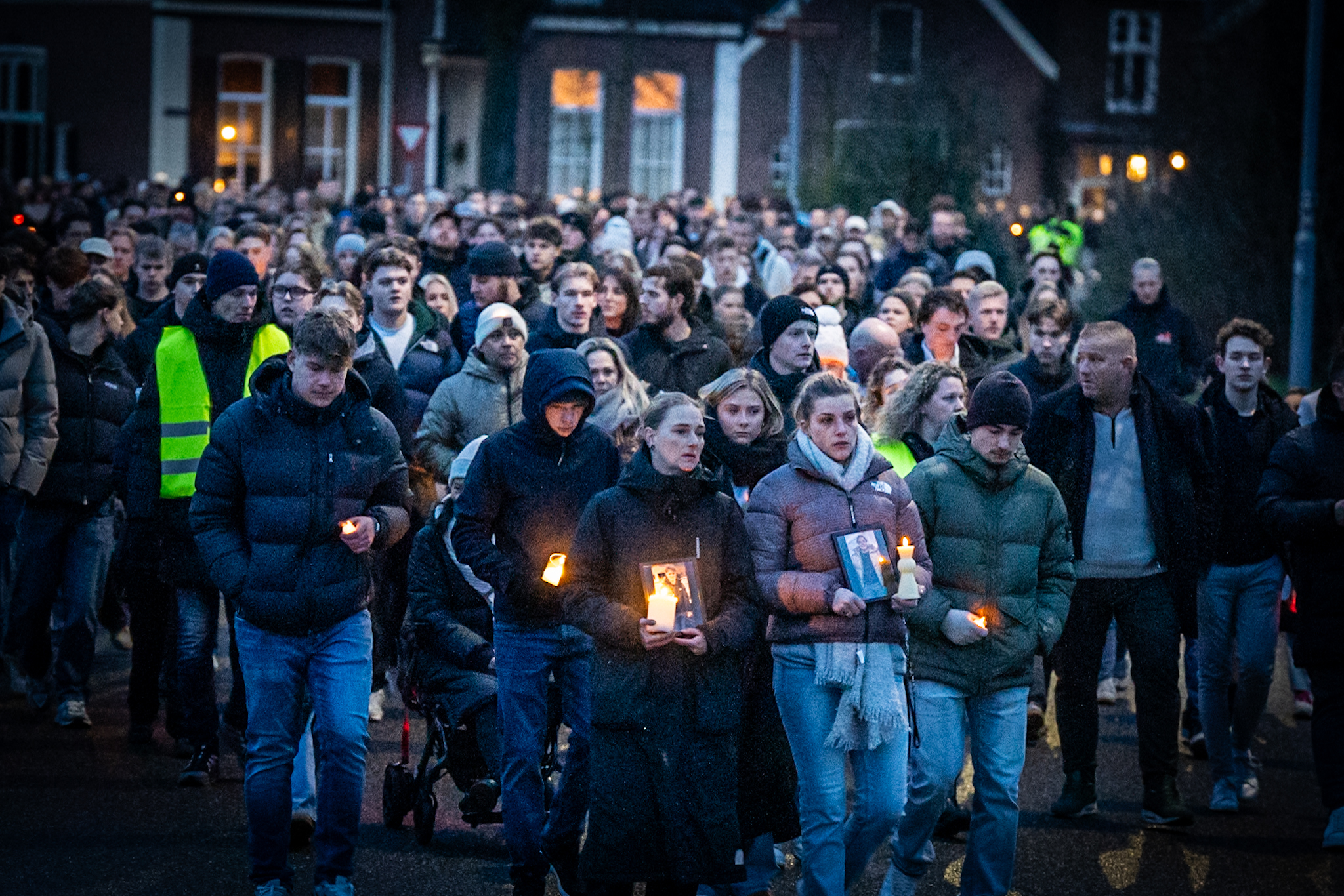 Honderden mensen bij stille tocht voor verongelukte jongeren