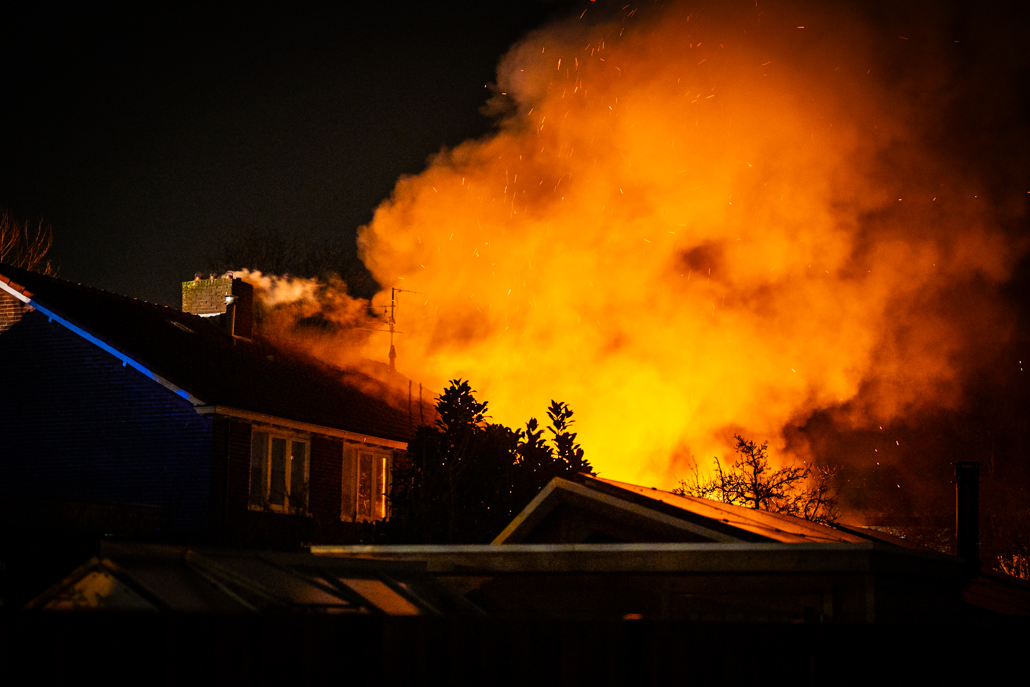 Woningen verwoest door felle brand