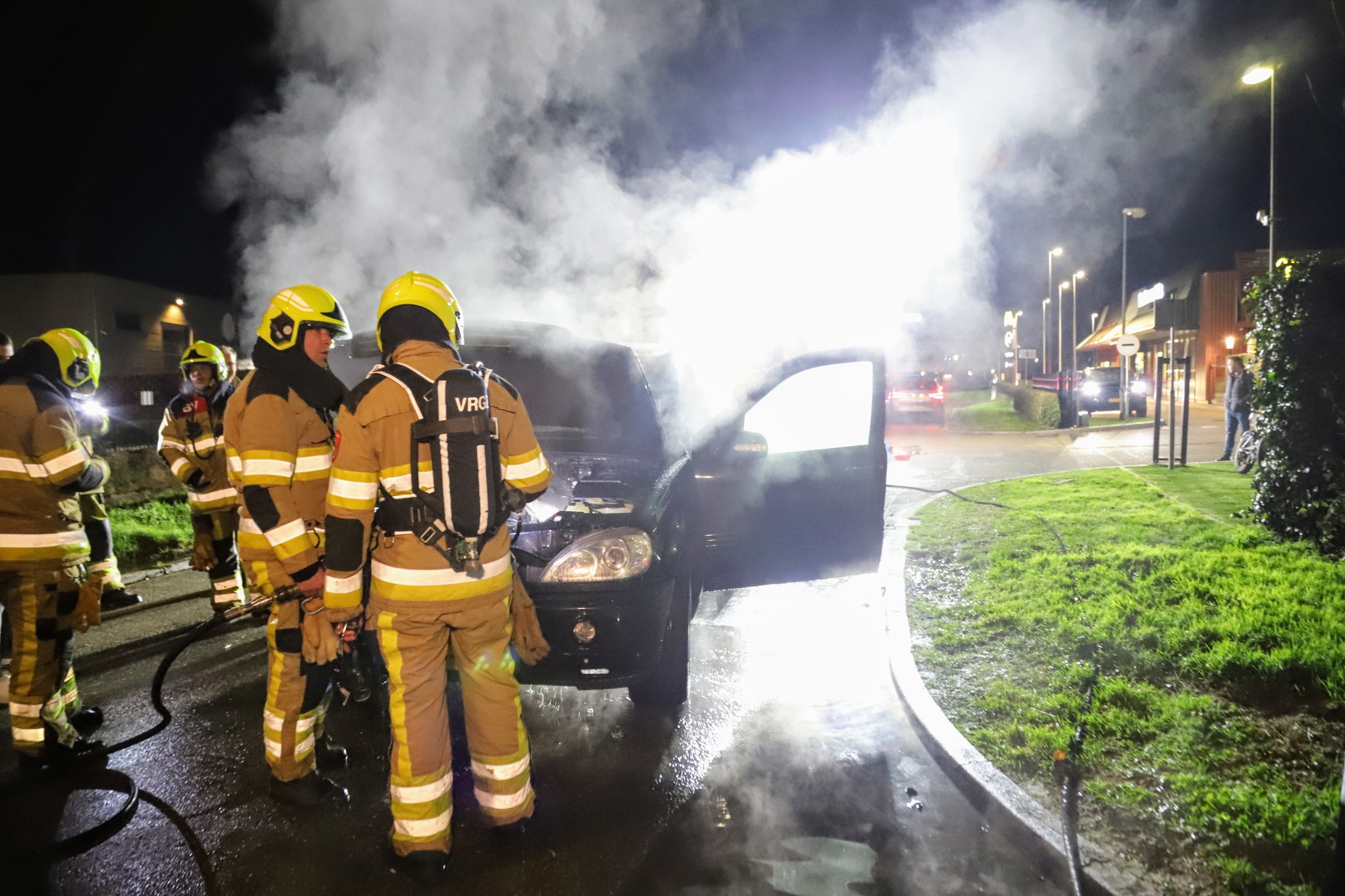 Auto in brand op parkeerterrein McDonald’s