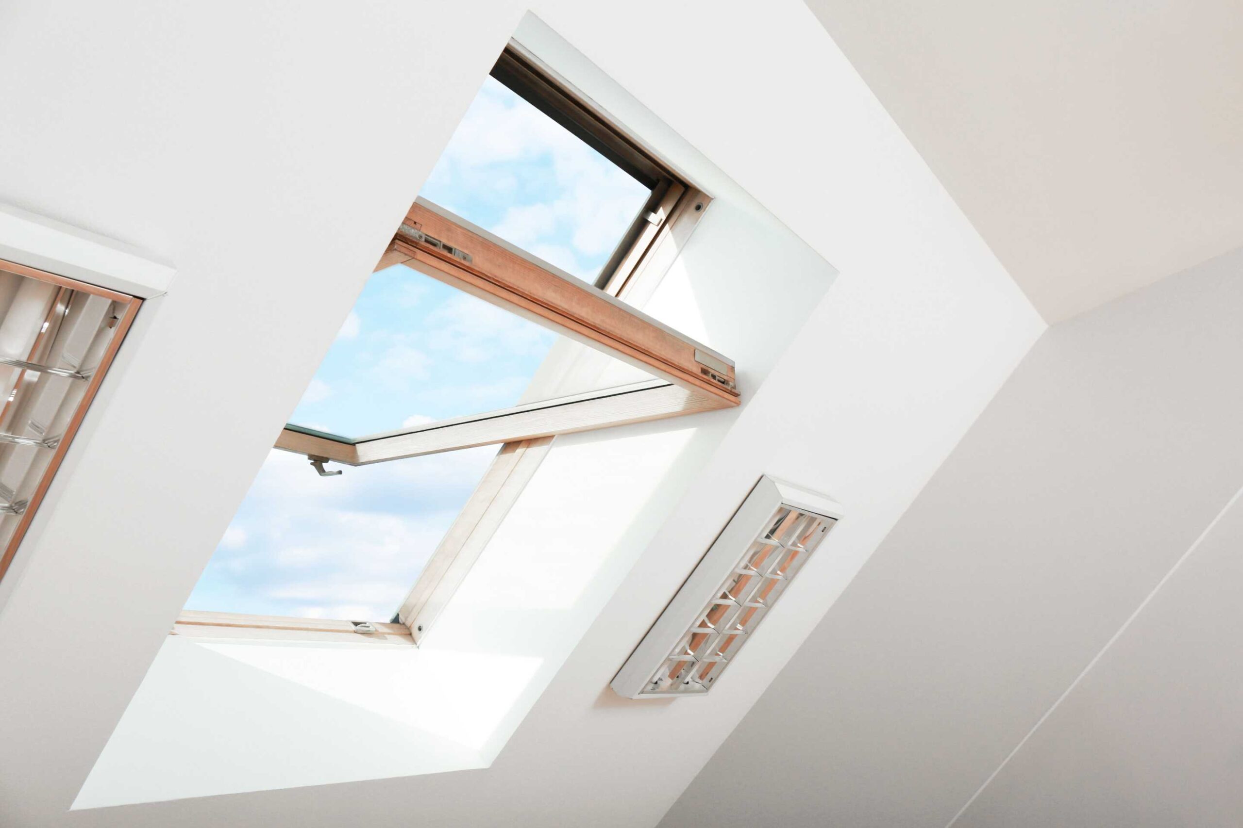 Creëer een stijlvol interieur met dakramen en VELUX zonwering