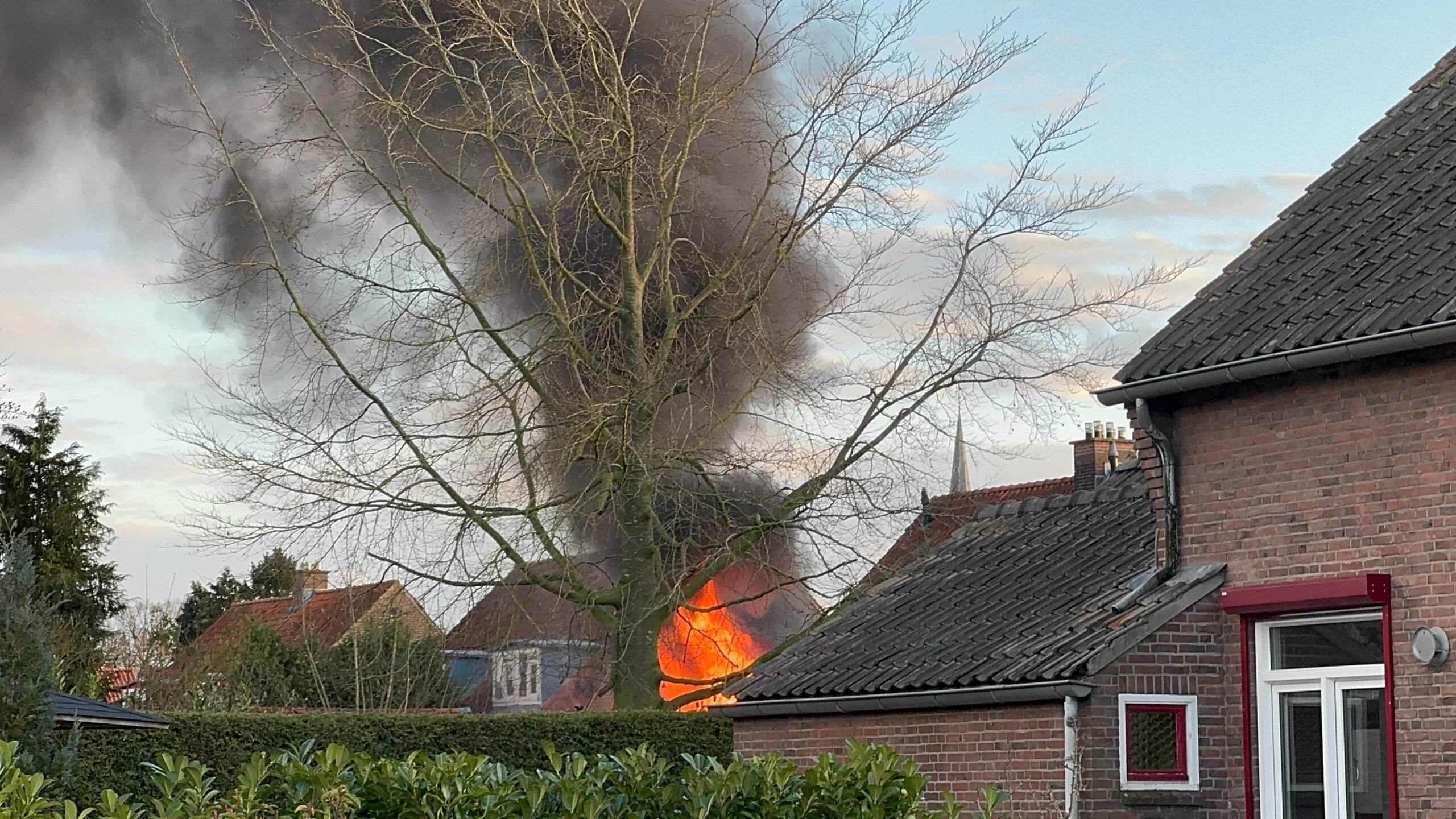 Schuurtje achter woning vliegt in brand