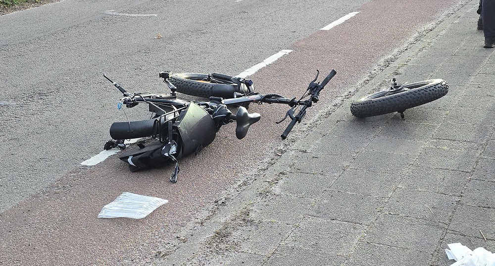 Fatbiker belandt op voorruit van auto na botsing en raakt gewond