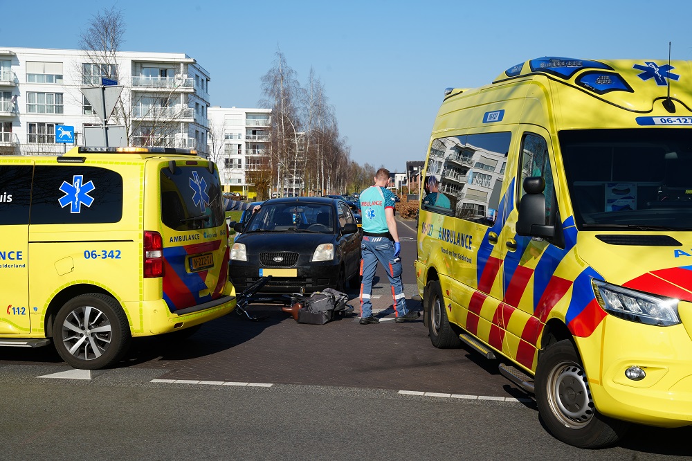 Fietser gewond naar het ziekenhuis na botsing met auto