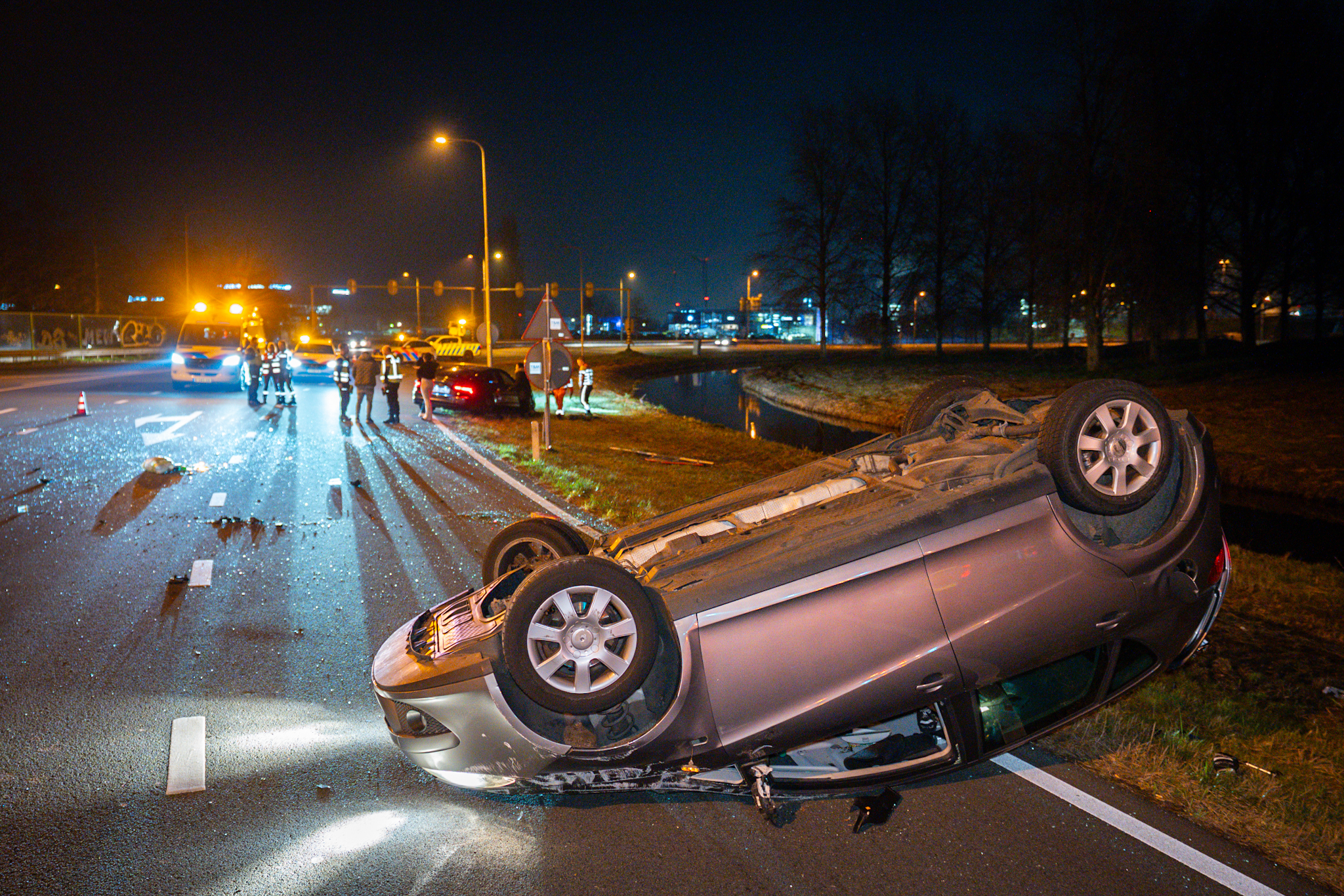 Auto over de kop bij ongeval op knooppunt Velperboek