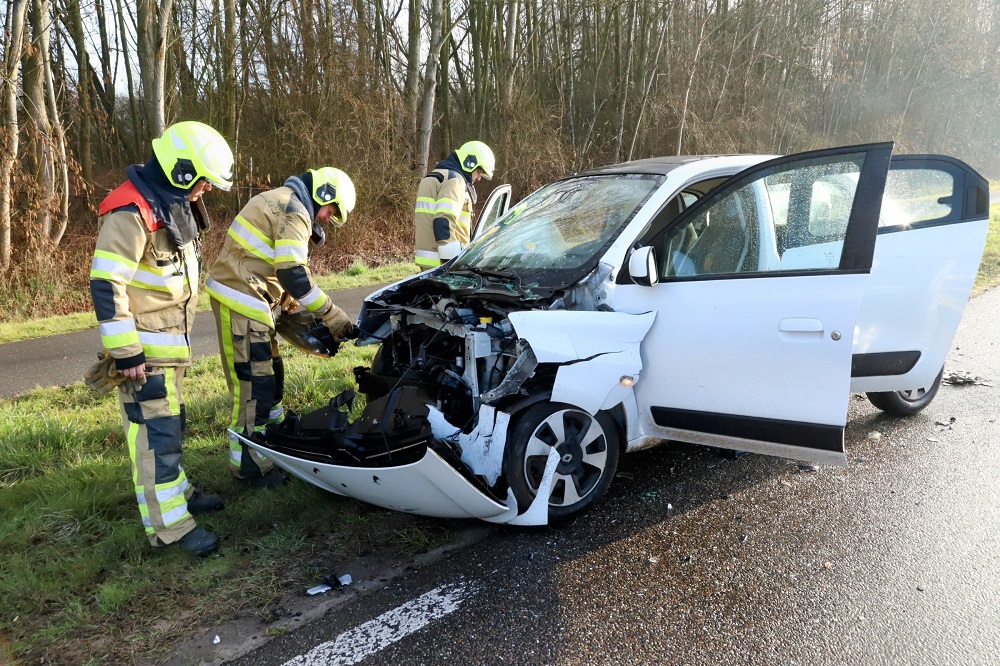 Vrouw gewond bij aanrijding op Provincialeweg