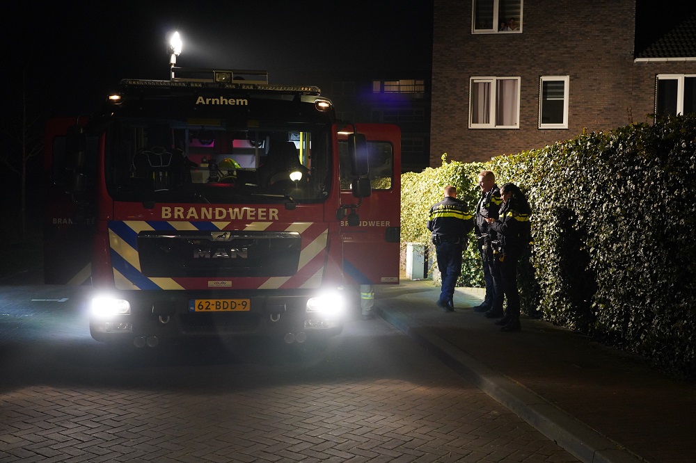 Brandweer blust brand in bijgebouw in Arnhem