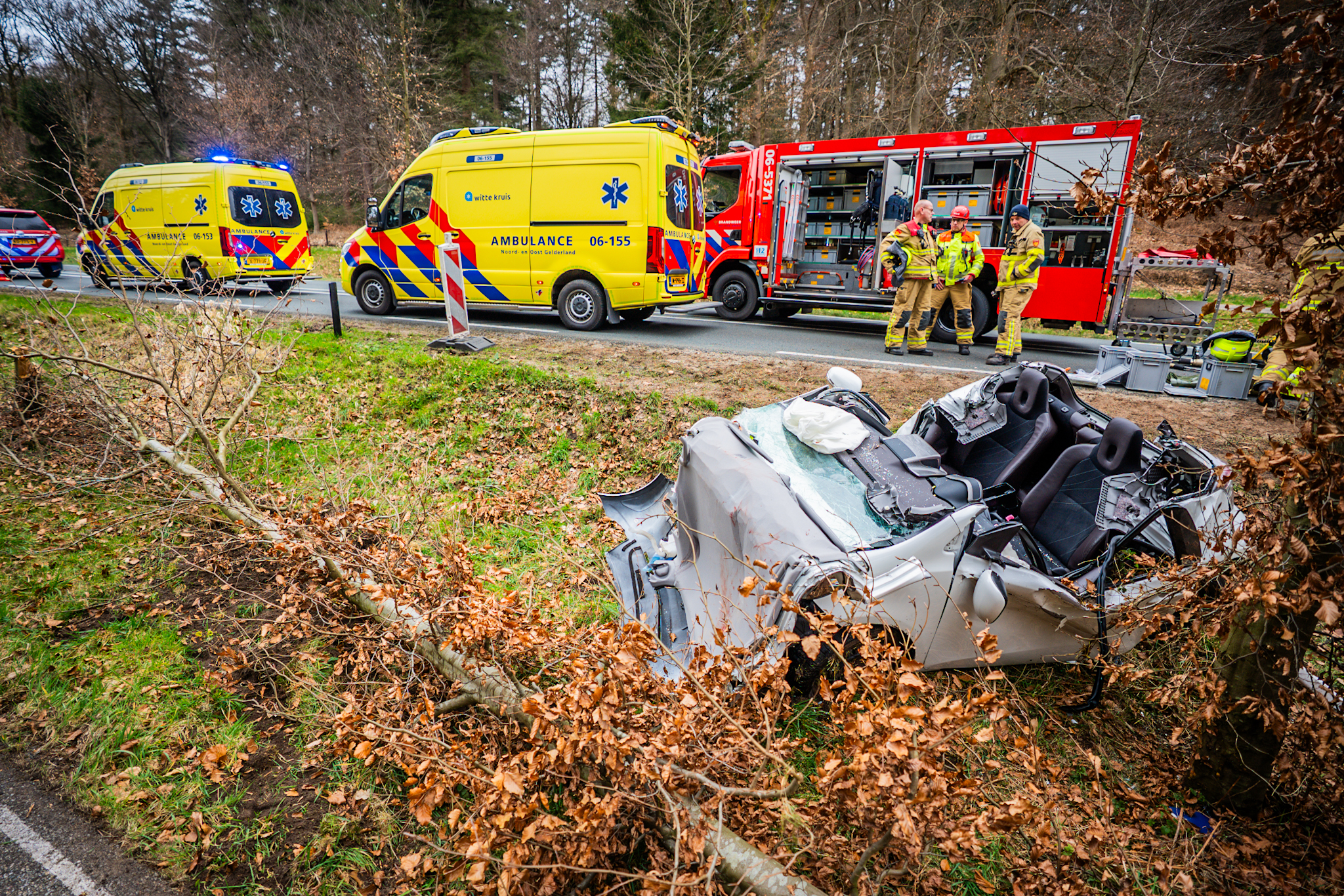 Automobilist zwaargewond na crash