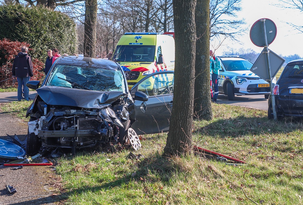 Veel schade na botsing, bestuurders met schrik vrij