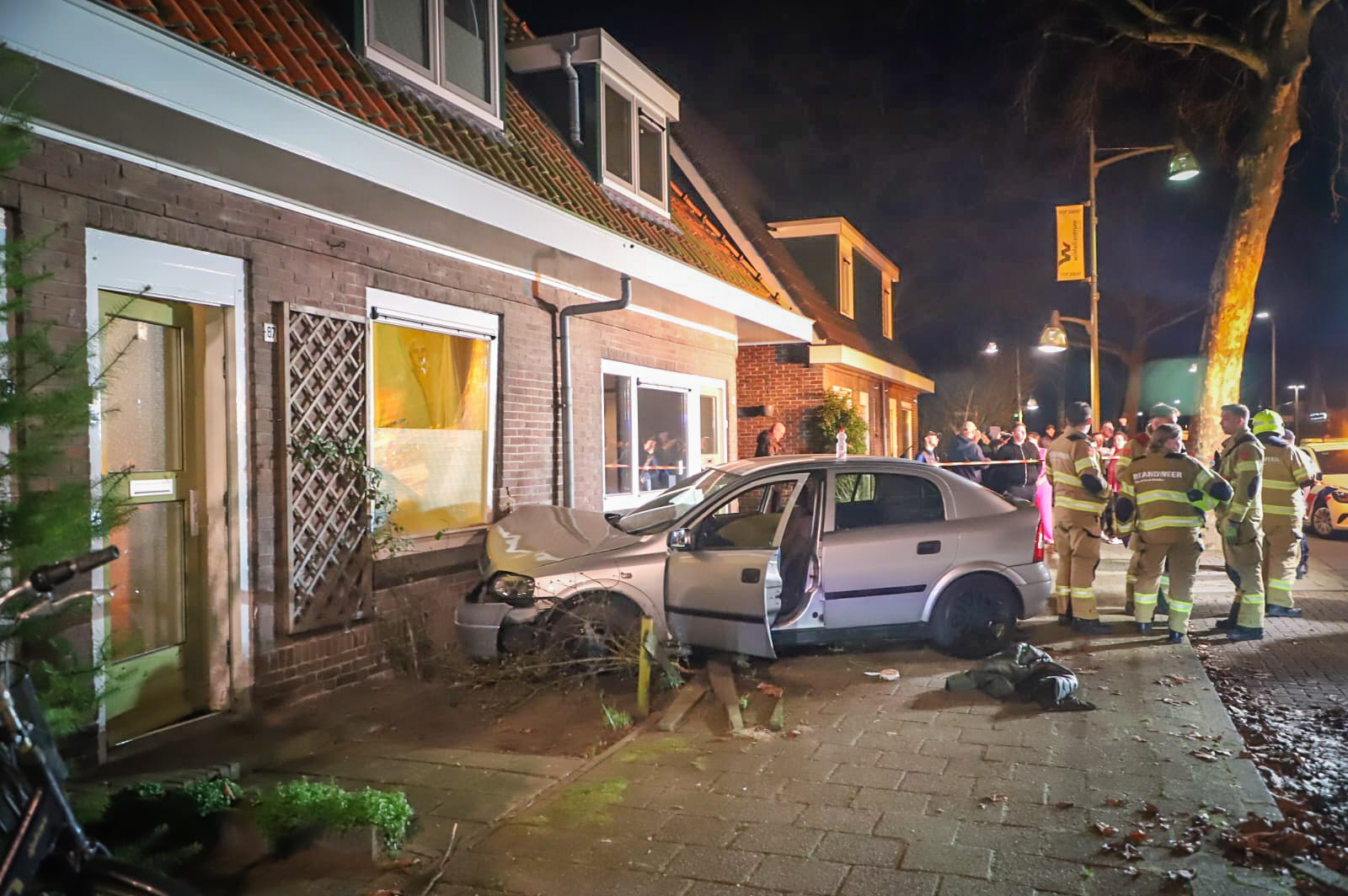 Automobilist ramt woning in Dieren