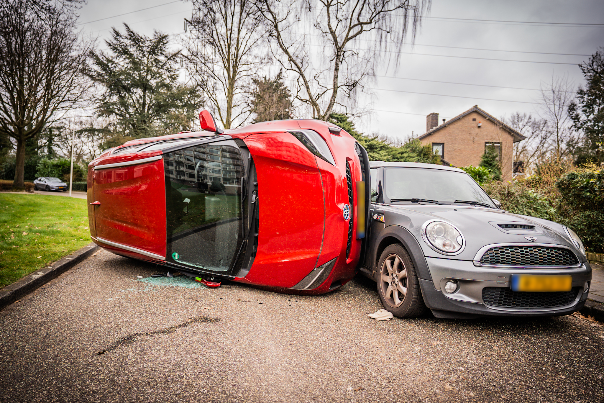 Auto kantelt na botsing in bocht