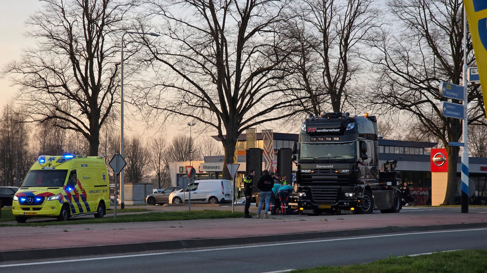 Fietser komt onder vrachtwagen op N316